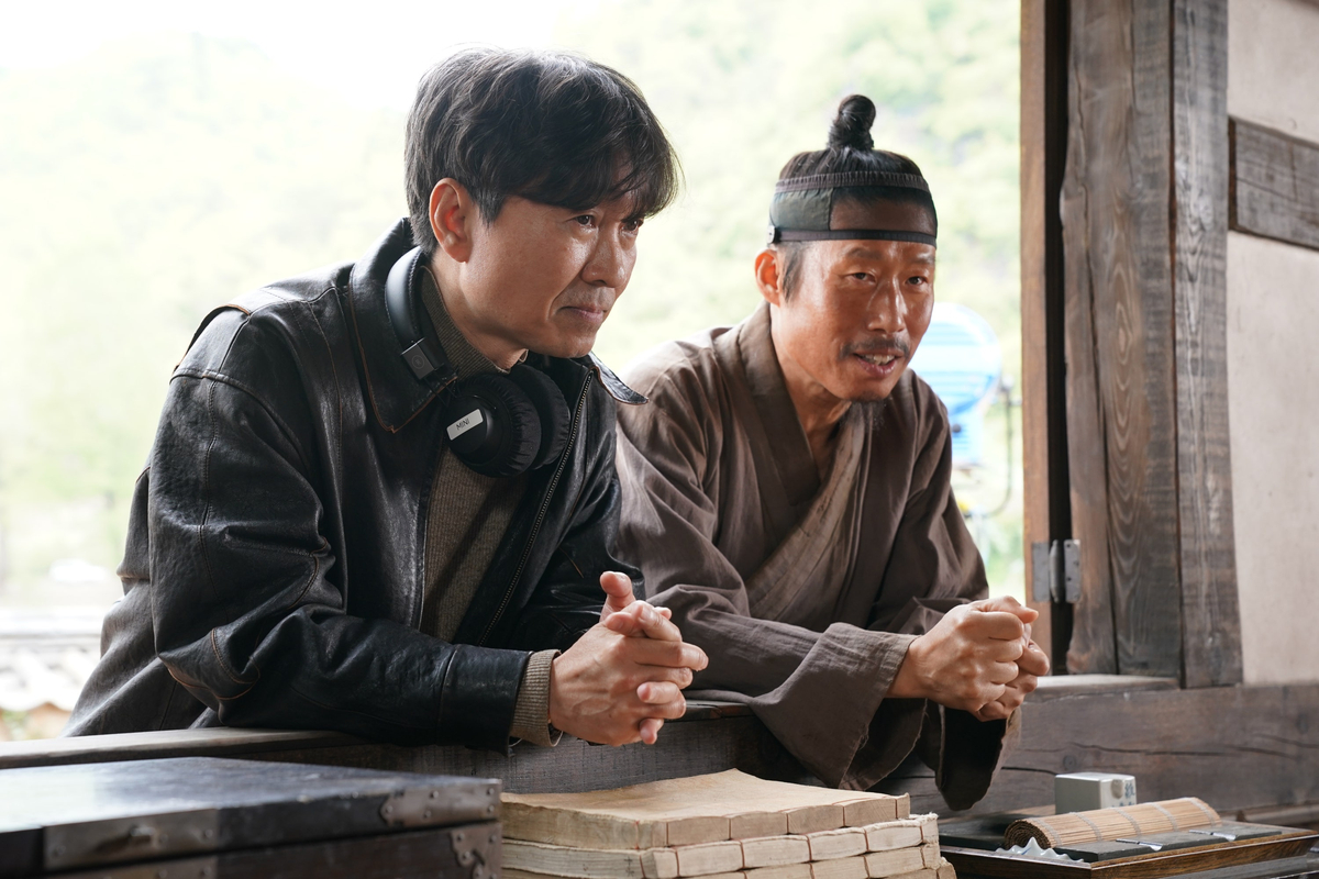 〈왕과 사는 남자〉 장항준 감독(왼), 유해진