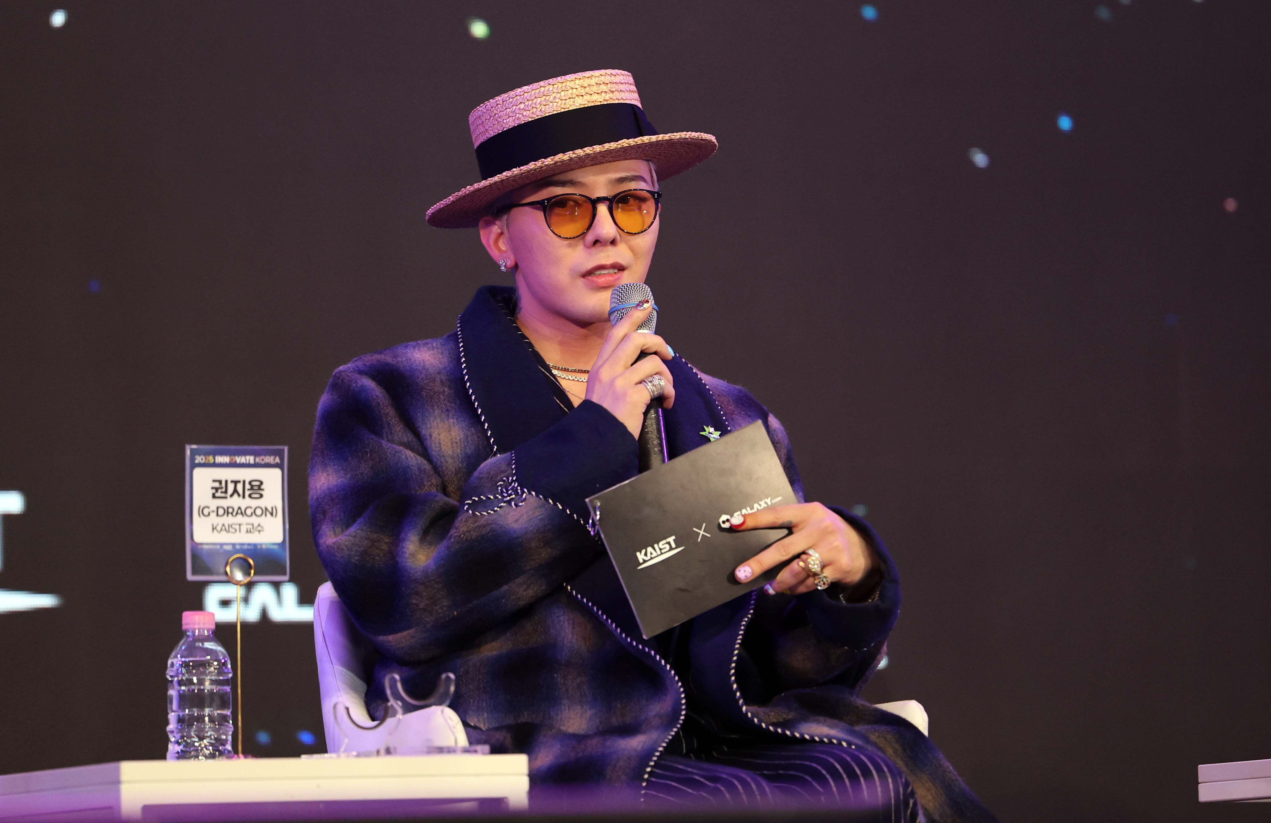 연사로 나선 지드래곤(대전=연합뉴스) 양영석 기자 = 그룹 빅뱅의 멤버이자 카이스트 기계공학과 초빙교수인 지드래곤(권지용)이 9일 대전 카이스트에서 열린 행사에 참석해 엔터테인먼트산업과 과학기술의 협력에 대해 말하고 있다. 2025.4.9 