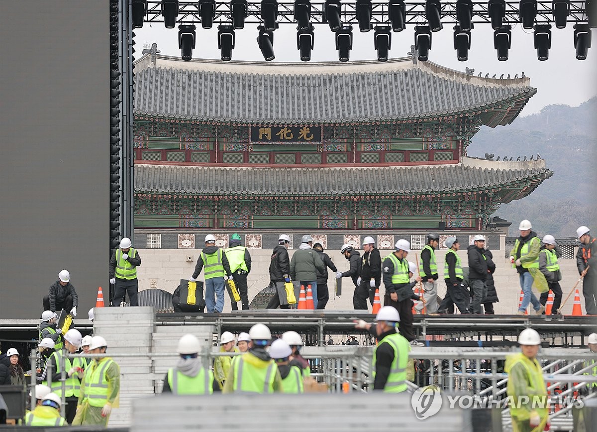 BTS 광화문 공연을 앞두고 18일 광화문광장에서 공연 준비가 한창 이뤄지고 있다. (서울=연합뉴스)