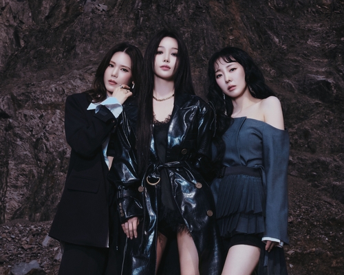 15년 만에 완전체로 재결합한 걸그룹 씨야(왼쪽부터 남규리, 김연지, 이보람). [사진=소속사 제공]