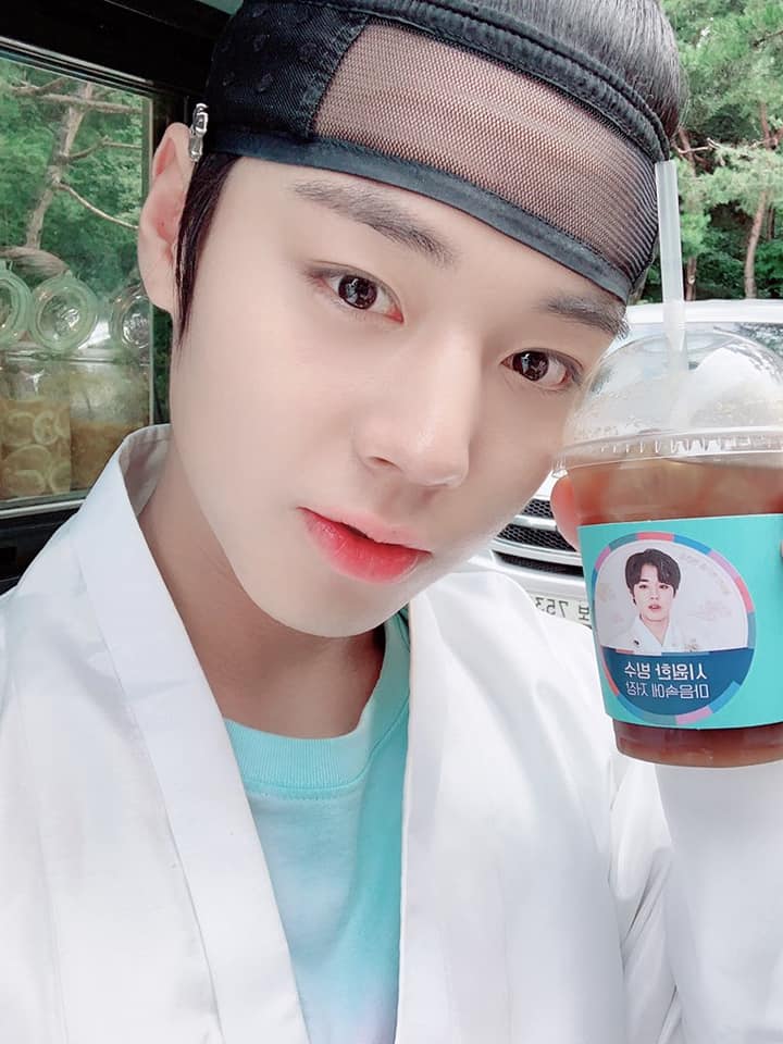 팬들의 커피차 선물을 인증하는 박지훈.
