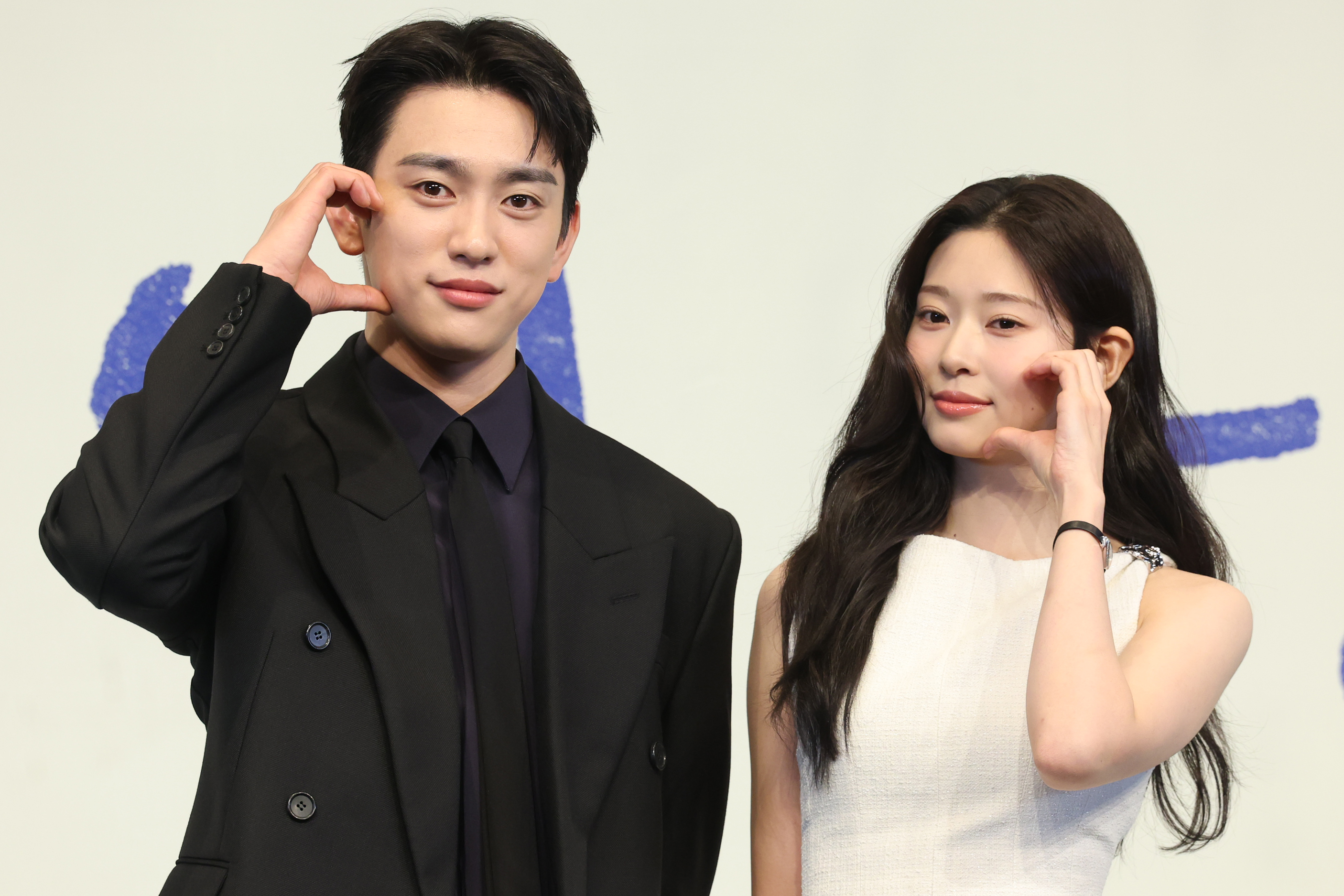 배우 박진영(왼쪽), 김민주가 5일 서울 구로구 더링크호텔에서 열린 JTBC 드라마 '샤이닝' 제작발표회에서 포즈