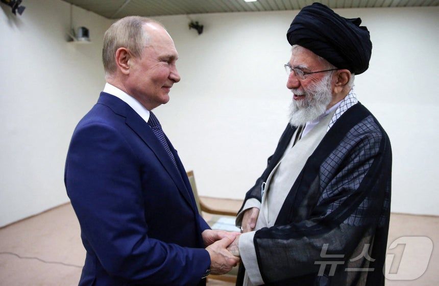 Russian President Vladimir Putin (left) and Iran\'s Supreme Leader Ayatollah Ali Khamenei during talks in Tehran on July 19, 2022. 2022.07.19 / News1