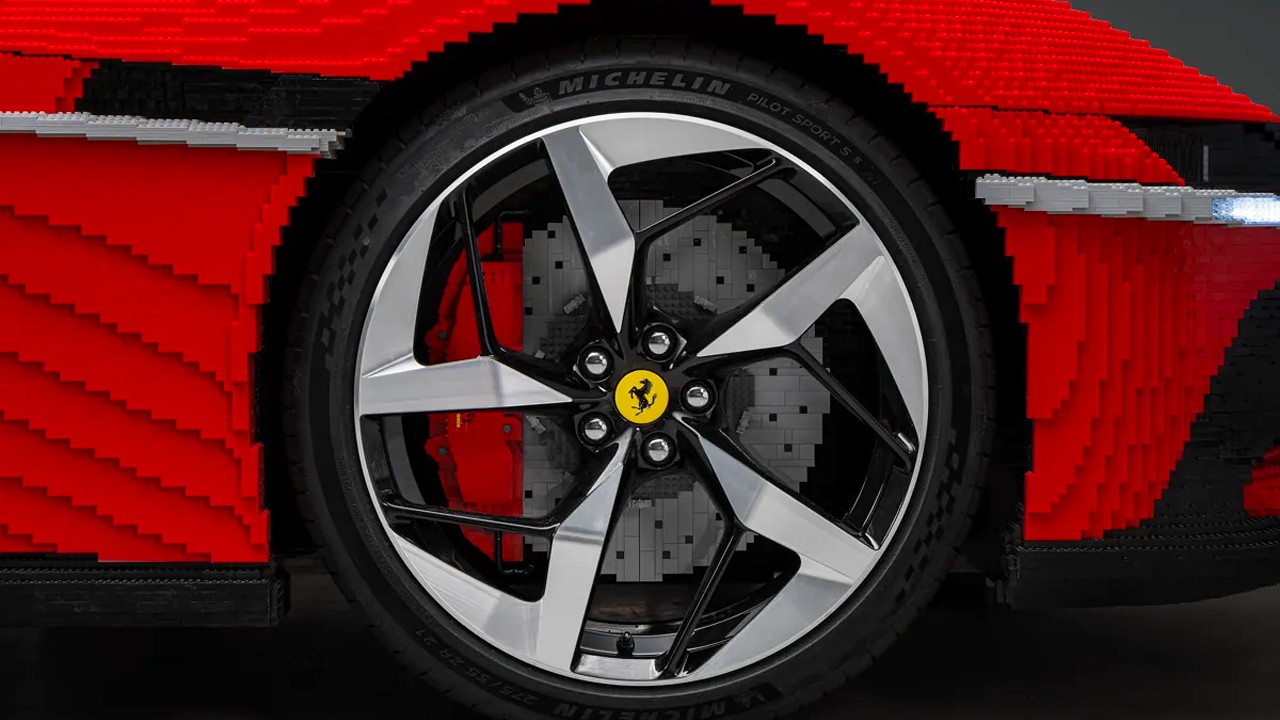 페라리 12 칠린드리 스파이더 1:1 스케일 레고 모델 휠과 브레이크 캘리퍼 / 사진=레고