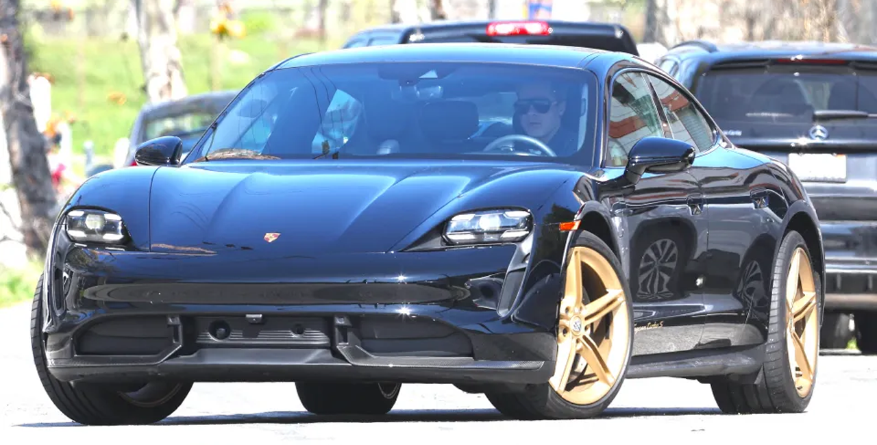 브래드피트와 포르쉐 타이칸 / 사진=Coleman-Rayner