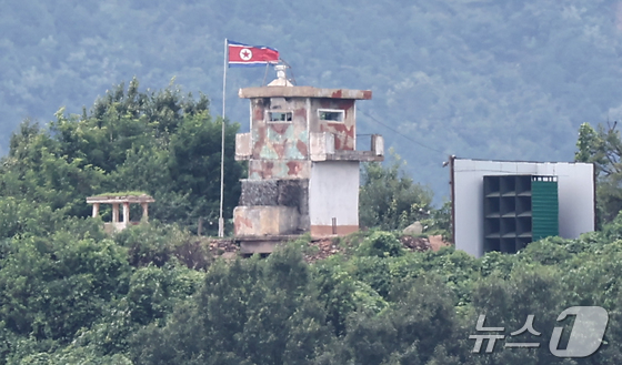 The photo shows a North Korean guard post and loudspeakers aimed at the South, as seen from the border area in Paju, Gyeonggi Province 2025.8.20 / News1