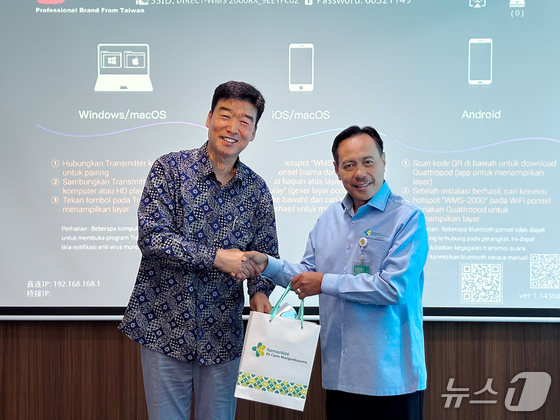 Lee Jae-woon, Executive Director of the Business Strategy Office at the Hanaro Medical Foundation (left), a subsidiary of the SCL Group, and Dr. Supriyanto, Director of Indonesia’s National RSCM Hospital, pose for a commemorative photo after discussing cooperation plans / Provided by SCL Group