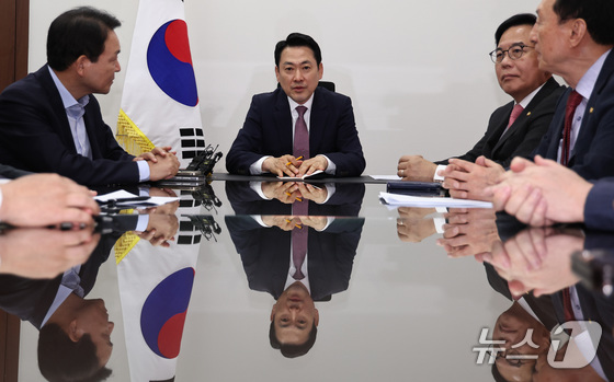 People Power Party leader Jang Dong-hyuk speaks during an emergency closed-door meeting of the chairpersons of the Foreign Affairs and Unification, National Defense, and Intelligence Committees, chaired by the party leader, regarding the controversy over the leak of intelligence on North Korea by Unification Minister Chung Dong-young, held at the National Assembly in Yeouido, Seoul, on the afternoon of April 23 2026.4.23 / News1