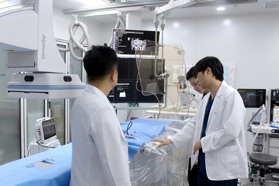 Dr. Kim Tae-sung, Director of Helix Animal Medical Center (from left), Jeong Jeong-yun, Director of the Intervention Center, and Go Jae-eun, Director of the Seoul Animal Oncology Imaging Center, are discussing a procedure while examining the newly introduced angiography equipment (Provided by Helix Animal Medical Center) / News1