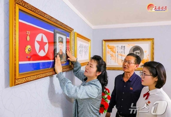 On Thursday, Rodong Sinmun, the official newspaper of North Korea’s Workers’ Party, featured a photo of the bereaved families of Russian soldiers killed in action gazing at their portraits in Saebyeol Street, stating that the heroes’ photos seem to speak to them. The paper proclaimed that the lives they sacrificed for the victory and glory of the motherland will live on forever in the people’s memory / Rodong Sinmun