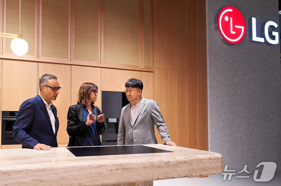 Baek Seung-tae, Executive Vice President and Head of LG Electronics’ Home Solutions Business Division (far right in the photo), is explaining the LG built-in package to visitors / Provided by LG Electronics