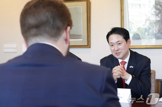 Photo released by the People Power Party showing leader Jang Dong-hyuk meeting a senior U.S. State Department official. / Courtesy of the South Korea\'s People Power Party