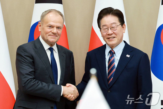 President Lee Jae Myung and Polish Prime Minister Donald Tusk pose for a commemorative photo during the Korea-Poland expanded summit held at the Blue House on Monday (Blue House Press Corps) 2026.4.13 / News1