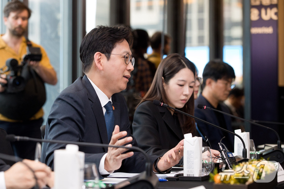 Deputy Prime Minister and Minister of Science and ICT Bae Kyung-hoon delivers remarks at the signing ceremony for the MOU between the Ministry of Science and ICT and Google DeepMind, held on Monday afternoon at the Four Seasons Hotel in Jongno-gu, Seoul (Provided by Ministry of Science and ICT) 2026.4.27