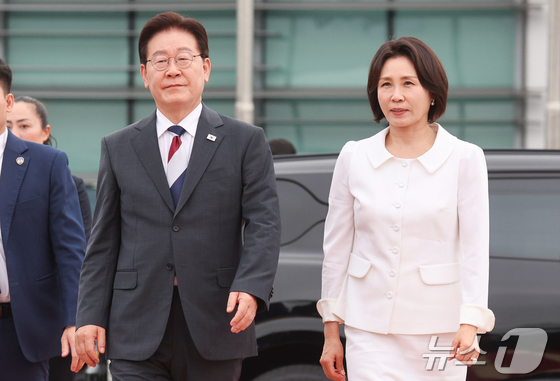 President Lee Jae-myung and first lady Kim Hye-kyung walk toward Air Force One at Noi Bai International Airport in Hanoi, Vietnam on April 24 after completing a state visit. / Courtesy of News1