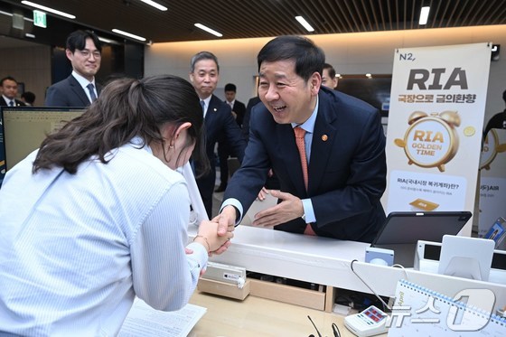 South Korea’s Deputy Prime Minister and Finance Minister visits NH Investment & Securities headquarters in South Korea, on April 3. / Courtesy of News1