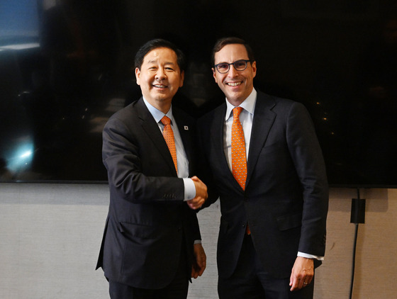 Deputy Prime Minister and Minister of Finance and Economy Koo Yoon-chul, who is visiting New York, U.S., for a Korean economic investment roadshow (IR) event, is meeting with Rob Goldstein, Chief Operating Officer (COO) of BlackRock, at The Western New York Central Hotel on Tuesday / Provided by Ministry of Economy and Finance