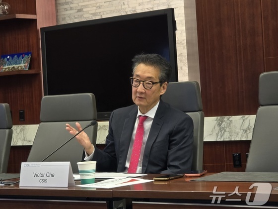 Victor Cha, Deputy Director and Korea Chair at the Center for Strategic and International Studies (CSIS), speaks during a briefing with South Korean correspondents in Washington, D.C., on Tuesday. Chair Cha suggested that denuclearization of North Korea is a goal that cannot be achieved in the short term, and proposed that the U.S. consider a cold peace strategy with North Korea 2026.04.28 / News1