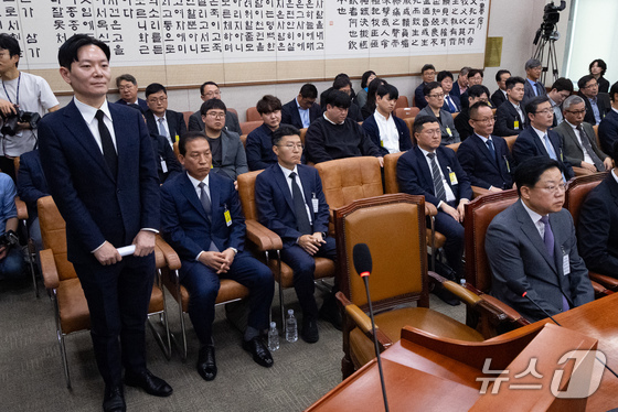 Prosecutor Park Sang-yong, who investigated the Ssangbangwool North Korea Fund Transfer case, is being escorted out by police officers after refusing to take the oath as a witness during a hearing on the alleged fabricated indictment in the Ssangbangwool North Korea Fund Transfer case, held on Tuesday at the National Assembly in Yeouido, Seoul, as part of the 434th National Assembly (Extraordinary Session) Special Committee on the Investigation of Allegations of Fabricated Indictments by the Yoon Suk Yeol Administration’s Political Prosecution 2026.4.14 / News1