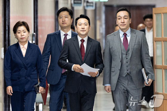 People Power Party leader Jang Dong-hyuk attends a meeting of the party’s Supreme Council held at the National Assembly in Yeouido, Seoul, on Monday 2026.4.20 / News1