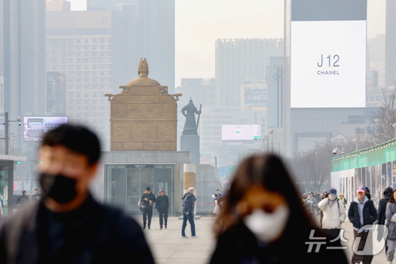 On the morning of March 27, as fine dust levels reached the unhealthy level in most parts of the country, citizens wearing masks walk through Gwanghwamun Square in Jongno-gu, Seoul 2026.3.27 / News1