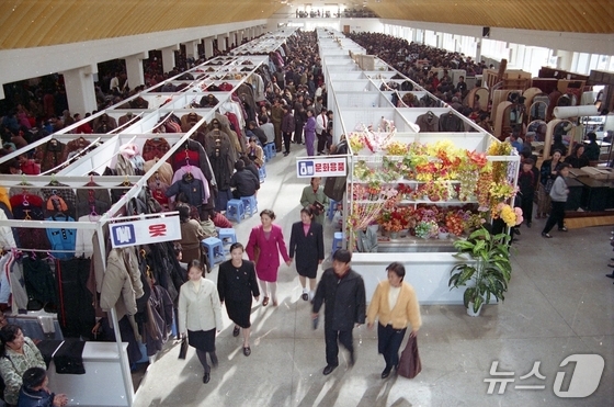 Pyongyang residents are shopping at the Tongil-gil Market, which opened in 2003 / Institute for Peace and Economic Research
