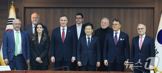 Unification Minister Chung Dong-young poses for a commemorative photo with Davis McAlister, Chair of the European Parliament’s Committee on Foreign Affairs, and other attendees prior to a meeting with the visiting delegation from the European Parliament’s Committee on Foreign Affairs held at the Seoul Government Complex in Jongno-gu, Seoul, on Wednesday 2026.4.1 / News1