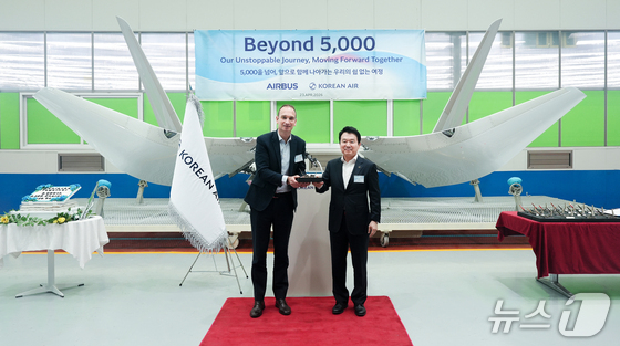 Yoo Jong-seok, Korean Air’s Executive Vice President of Safety, Health, and Operations (right), and Benoit Schultz, Airbus’s Chief Procurement Officer (left), pose for a commemorative photo at the A320 Sharklet No. 5,000 Delivery Ceremony held on the afternoon of April 23 at the Korean Air Tech Center in Gangseo-gu, Busan / Provided by Korean Air