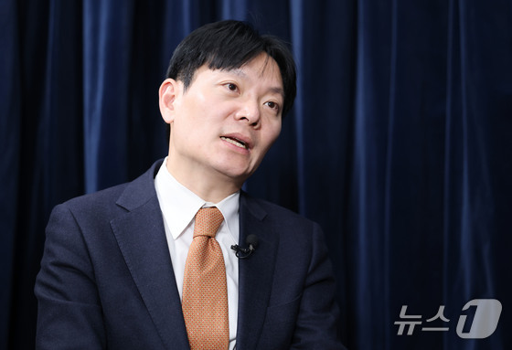 Park Sang-yong, deputy chief prosecutor at the Incheon District Prosecutors\' Office, is being interviewed at the News1 office in Jongno-gu, Seoul, on Monday afternoon. On that day, the Ministry of Justice suspended Prosecutor Park from duty following allegations of misconduct that arose during the investigation into the Ssangbangwool North Korea Fund Transfer Case 2026.4.6 / News1