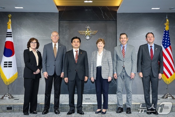 Defense Minister Ahn Gyu-back is posing for a commemorative photo with a delegation of U.S. senators / Provided by Ministry of National Defense