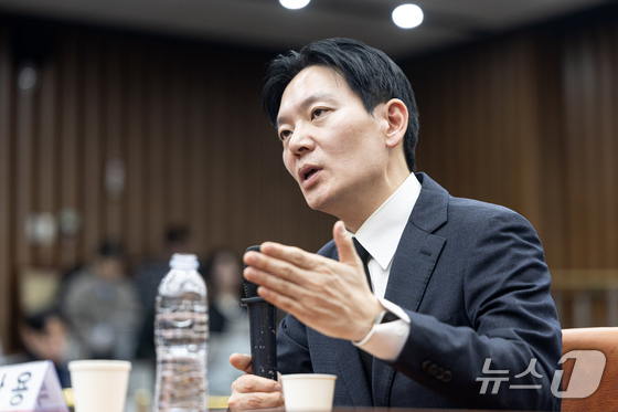 Prosecutor Park Sang-yong, who investigated the Ssangbangwool North Korea Fund Transfer case, appeared as a witness on Tuesday at a hearing held by the Democratic Party of Korea to investigate allegations of indictment manipulation and trial tampering. The hearing was organized by the members of the People Power Party’s Special Committee on the Investigation of Allegations of Political Prosecution and Fabricated Indictments by the Yoon Suk-yeol Administration, and took place at the National Assembly in Yeouido, Seoul. He is seen here answering questions from lawmakers 2026.4.7 / News1