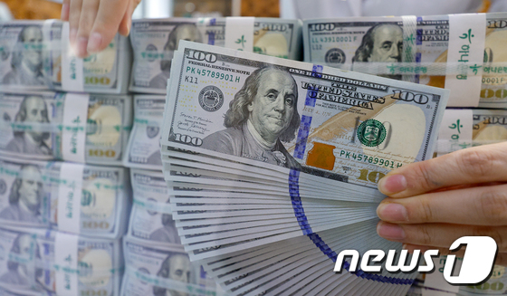As demand for currency exchange rises amid the return to normalcy following the COVID-19 pandemic, an employee sorts U.S. dollars at the Counterfeit Prevention Center of Hana Bank’s Myeongdong branch in Jung-gu, Seoul, on January 29, 2014—a day when it was reported that the number of counterfeit bills discovered last year more than doubled 2024.1.29 / News1