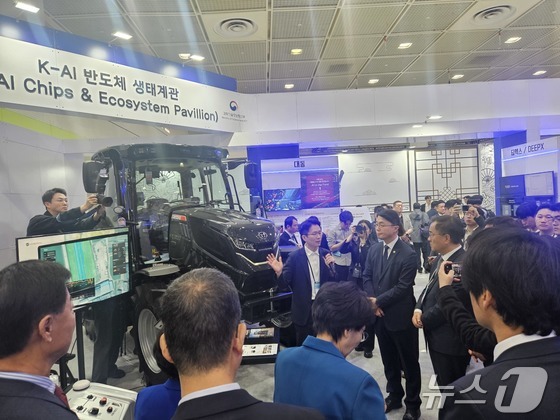 Ryu Je-myung, Second Vice Minister of Science and ICT, is touring the booths at the 2026 World IT Show on Wednesday / News1