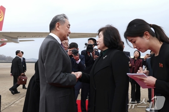 The Rodong Sinmun, the official newspaper of North Korea’s Workers’ Party, reported on April 10 that Wang Yi, a member of the Political Bureau of the CPC Central Committee and Minister of Foreign Affairs, had arrived in Pyongyang the previous day. Foreign Minister Choe Son-hui and other officials welcomed Minister Wang and his delegation / Rodong Sinmun