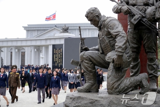 On Wednesday, Rodong Sinmun, the official newspaper of North Korea’s Workers’ Party, reported that visitors to the Memorial Hall for Military Merits in Overseas Operations were laying flowers in honor of the fallen soldiers who served in the Russian expeditionary force / Rodong Sinmun