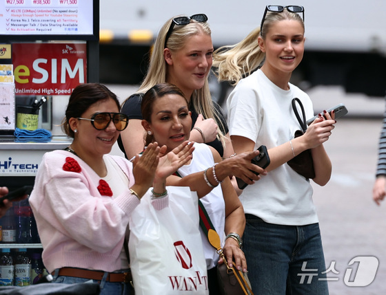 Foreign tourists walk along Myeong-dong Street in Jung-gu, Seoul, on the afternoon of April 16. According to the Ministry of Culture, Sports and Tourism, the number of foreign tourists visiting South Korea in the first quarter of this year (January–March) reached approximately 4.76 million, a 23% increase from the same period last year, marking a record high. In particular, with over 2 million foreign visitors flocking to the country in March—the month of BTS’s Gwanghwamun concert—the number set a new monthly record, signaling that the inbound tourism market has moved beyond recovery and entered a growth trajectory 2026.4.16 / News1