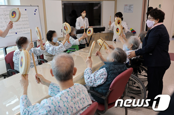 On April 4, 2024, medical staff at Seobuk Hospital in Eunpyeong-gu, Seoul—designated as the city’s first hospital dedicated to severe dementia patients—are conducting a music therapy program with patients ahead of the opening ceremony 2024.4.4 / News1