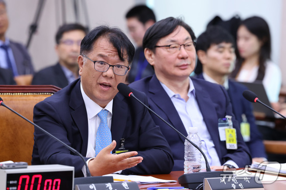 Attorney Seo Min-seok is responding to questions from lawmakers during a hearing on allegations of fabricated charges related to Ssangbangwool’s remittances to North Korea, held on Tuesday by the National Assembly’s Special Committee on the Investigation of the Truth Behind Allegations of Political Prosecution and Fabricated Charges by the Yoon Suk Yeol Administration in Yeouido, Seoul 2026.4.14 / News1