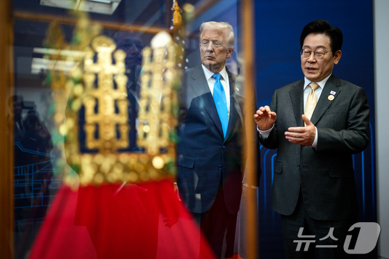 President Lee Jae Myung is explaining a replica of a Silla gold crown—a gift for U.S. President Donald Trump—prior to the South Korea-U.S. summit held at the National Gyeongju Museum on October 29 last year (White House Official Photo, Daniel Torok) / News1