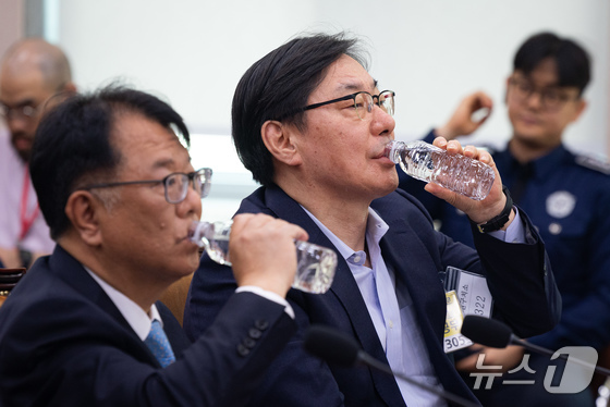 Lee Hwa-young, former Deputy Governor for Peace of Gyeonggi Province (right), and attorney Seo Min-seok are seen drinking water during a hearing on the allegations of fabricated indictments in the Ssangbangwool North Korea fund transfer case, held on Tuesday at the National Assembly in Yeouido, Seoul, as part of the 434th National Assembly (Extraordinary Session) Special Committee on the Investigation of the Truth Regarding Allegations of Fabricated Indictments by the Yoon Suk Yeol Administration’s Political Prosecution / News1