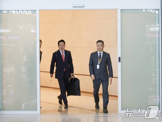 People Power Party leader Jang Dong-hyuk is seen departing for Washington, D.C., on April 11 (Jang Dong-hyuk People Power Party Representative Facebook capture) 2026.4.12 / News1