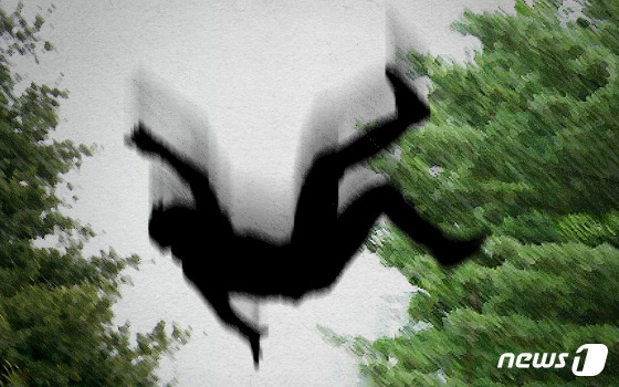 Teenager Falls from 5th Floor While Stealing Phones: Shocking Incident in Cheonan!