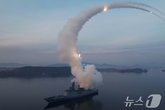 The Rodong Sinmun, the official newspaper of North Korea’s Workers’ Party, reported on March 11 that another test launch of a strategic cruise missile had been conducted on the destroyer Choe Hyun-ho on March 10. Party General Secretary Kim Jong-un and his daughter Ju-ae watched the test launch via video link / Rodong Sinmun