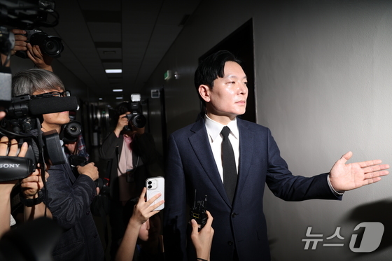 On Tuesday, at the National Assembly in Yeouido, Seoul, during a hearing held by the Special Committee on the National Assembly Investigation into the Alleged Fabrication of Indictments by the Yoon Suk Yeol Administration’s Political Prosecution regarding the 434th National Assembly (Extraordinary Session), Prosecutor Park Sang-yong, who appeared as a witness in the case involving allegations of fabricated indictments related to Ssangbangwool’s remittances to North Korea, is stating his position after being removed from the hearing for refusing to take the oath and failing to submit a written statement 2026.4.14 / News1