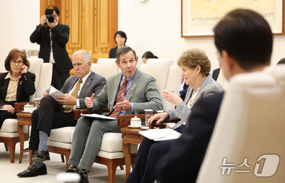 U.S. Senator John Curtis speaks during a meeting with President Lee Jae Myung at the Blue House on Thursday 2026.4.2 / News1
