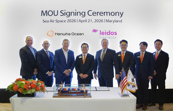 Hanwha Ocean President Oh Seong-cheol (fourth from the left) signed a Memorandum of Understanding (MOU) with Mike Rickels (third from the left), Vice President of Raytheon Gibbs & Cox, on Tuesday at SAS 2026 in Maryland, U.S., to strengthen shipbuilding capabilities for the U.S. and allied navies / Provided by Hanwha Ocean