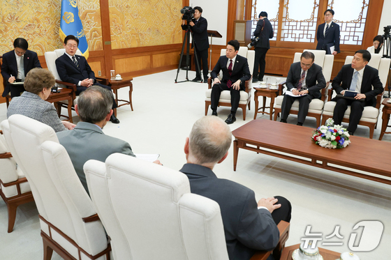 President Lee Jae Myung is speaking during a meeting with a delegation of U.S. senators at the Blue House on Thursday 2026.4.2 / News1