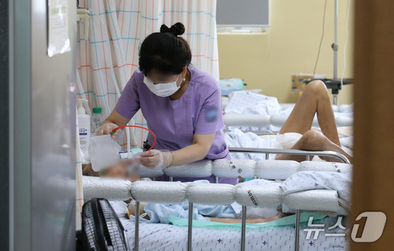 A nurse is caring for a patient at a hospital in Jung-gu, Daejeon / News1