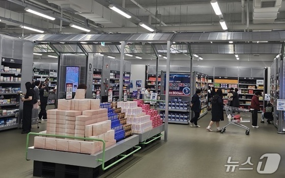 Customers are purchasing medicine at the Seoul branch of Mega Factory Pharmacy in Geumcheon-gu, Seoul, on the morning of April 15