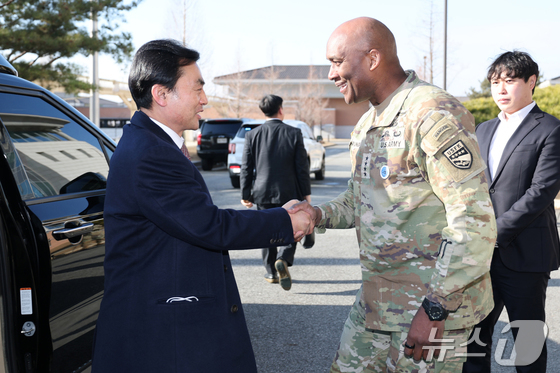 Defense Minister Ahn Kyu-back shakes hands with General Xavier Brunson, Commander of U.S. Forces Korea and Commander of the ROK-U.S. Combined Forces Command, during a visit to Camp Humphreys in Pyeongtaek, Gyeonggi Province (Provided by the Ministry of Defense) 2026.1.6 / News1